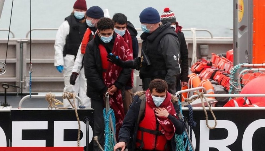 لاجئون يصلون إلى بريطانيا عبر القوارب (أرشيف)