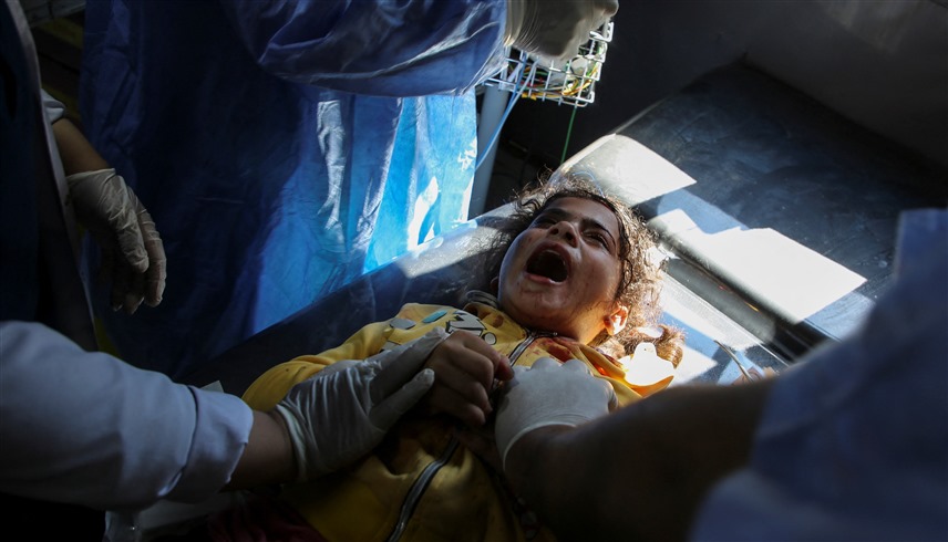 طفلة جريحة تتلقى العلاج في مستشفى برفح (رويترز)