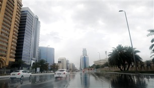 أمطار متفاوتة الغزارة على الدولة مع برد ورع.. طقس غير مستقر في الإمارات الخميس