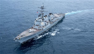 القوات الأمريكية تعترض مسيرتين وصاروخاً في البحر الأحمر