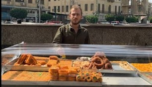 مصر.. عنصرية تحول طبيباً سورياً لبائع حلويات شهير