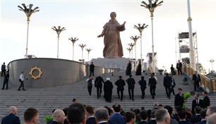تركمانستان تكرم شاعراً بارزاً بتمثال ضخم