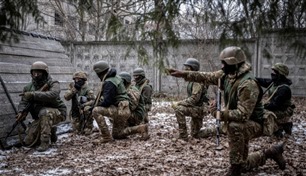 جنود أوكرانيا الشبان يدعمون القانون الجديد للتعبئة