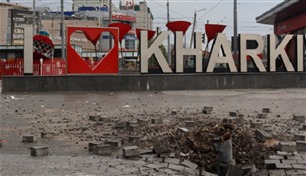 فيما زيلينسكي يطالب بباتريوت.. 10 قتلى في قصف روسي على خاركيف