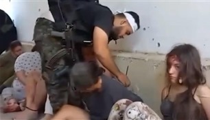 إسرائيل تنشر مقطع فيديو مجندات بين أيدي مسلحي حماس في 7 أكتوبر