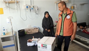 الفارس الشهم 3 تواصل توزيع الطرود الصحية على أطفال مستشفى في غزة