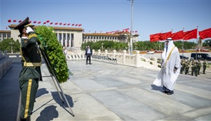 محمد بن زايد يزور النصب التذكاري في بكين