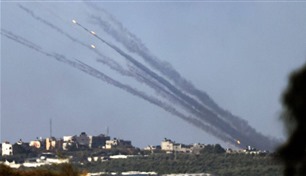 بالتزامن مع المفاوضات في مصر.. مسلحون من حماس يهاجمون جنوداً إسرائيليين في معبر كرم أبوسالم الصواريخ