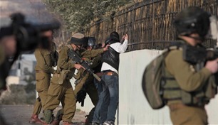 بينهم طفل جريح.. القوات الإسرائيلية تعتقل 22 فلسطينياً من الضفة الغربية