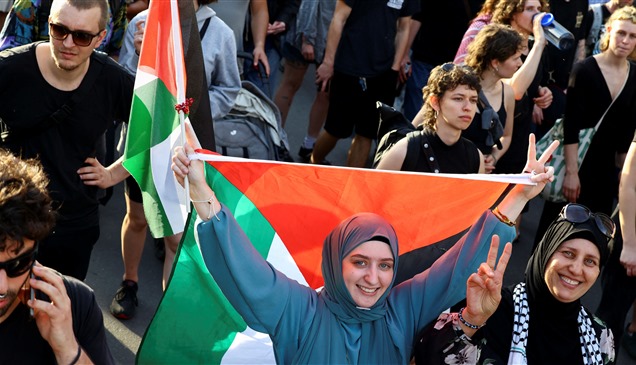 في عيد العمال.. متظاهرون يرفعون أعلام فلسطين ولافتات مناوئة لإسرائيل في برلين