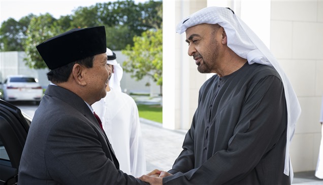 رئيس الدولة يمنح وزير الدفاع الإندونيسي وسام زايد