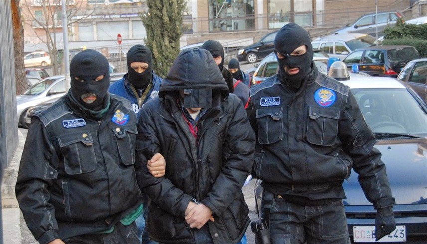 قوات من الشرطة الأوروبية تلقي القبض على متهم في واقعة سابقة (رويترز)
