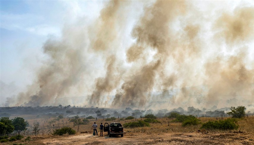 جانب من اشتغال الحرائق في جنوب لبنان (رويترز)