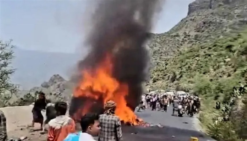 صورة متداولة لحريق الحافلة في اليمن (إكس)