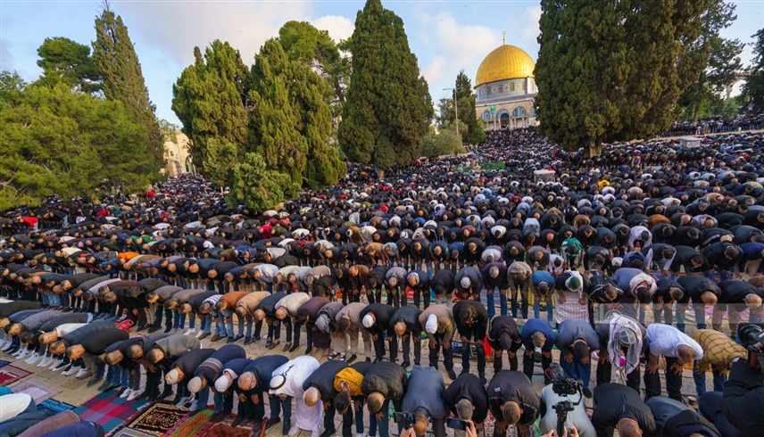 فلسطينيون يؤدون صلاة العيد في واقعة سابقة (وفا)