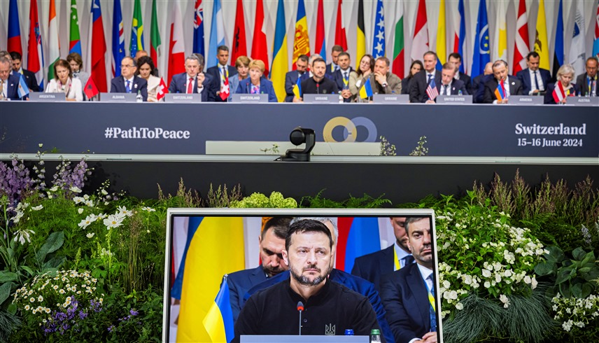 صورة الرئيس الأوكراني زيلينسكي على شاشة في قمة السلام بسويسرا (رويترز)