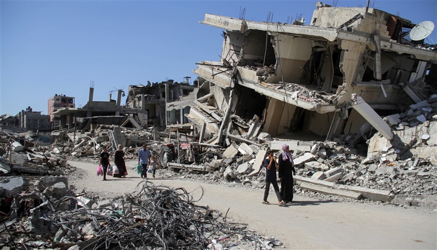 فلسطينيون من غزة يوسط الأنقاض (أرشيف)