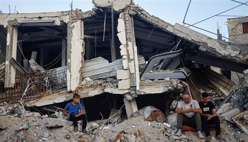فلسطينيون وسط الأنقاض في غزة (أرشيف)