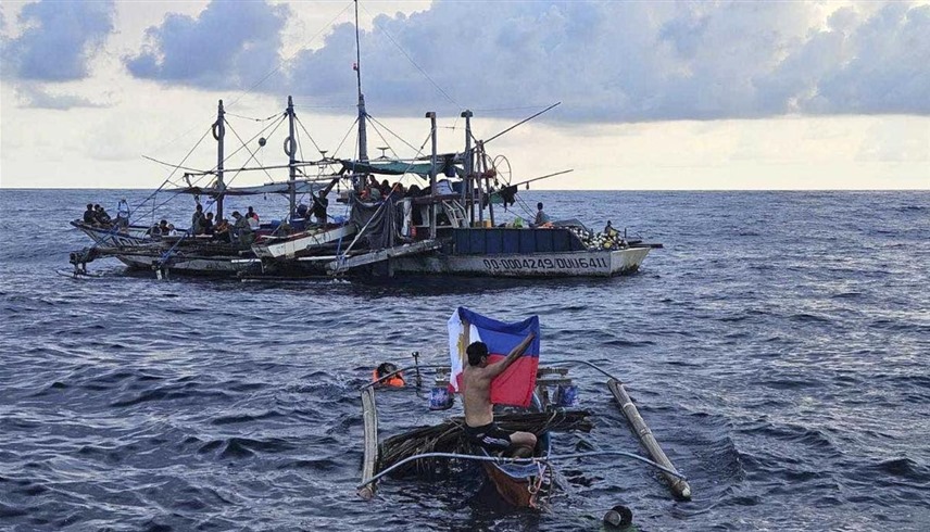 صياد فلبيني دمرت سفينة حرس السواحل الصينية قاربه (أرشيف)