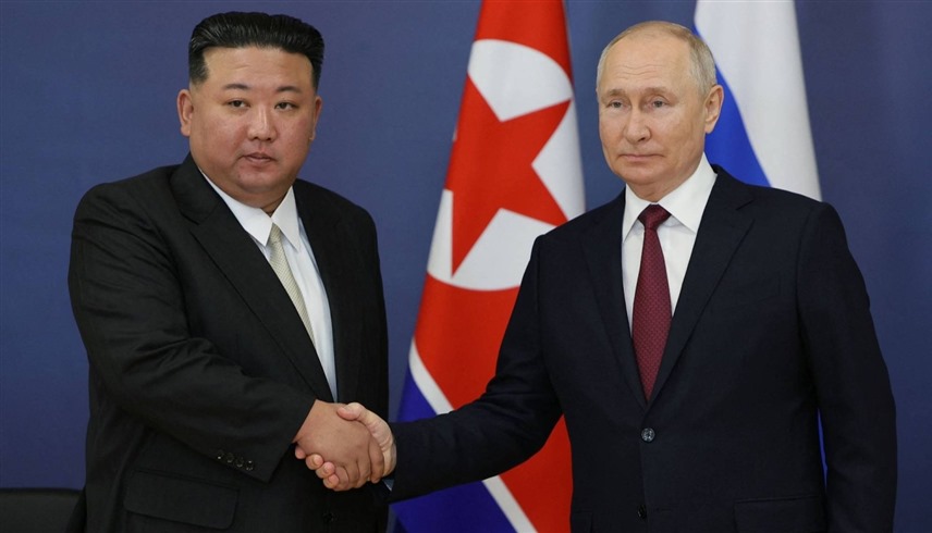 الرئيس الروسي فلاديمير بوتين وزعيم كوريا الشمالية كيم جونغ أون في لقاء سابق (أرشيف)