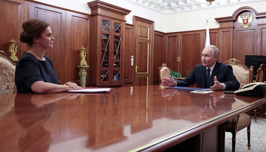 الرئيس الروسي فلاديمير بوتين ونائب وزير الدفاع الجديدة آنا تسيفيليفا (أرشيف)