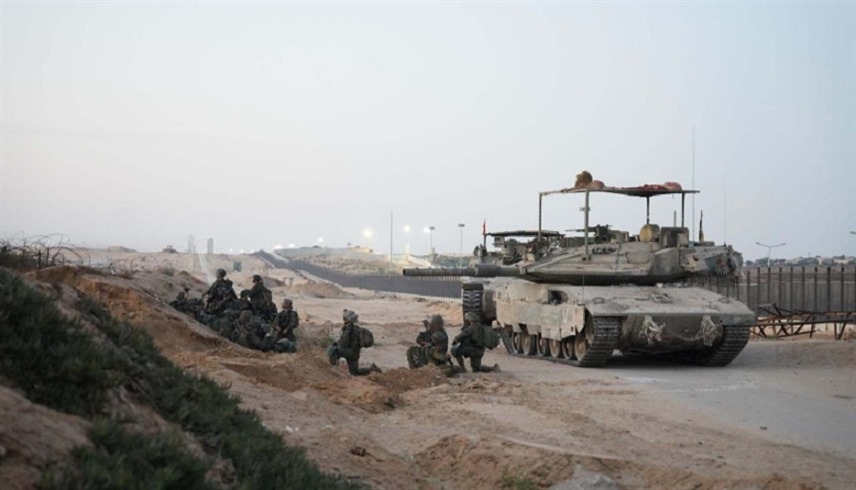 دبابة وجنود إسرائيليون اليوم في رفح (إكس)