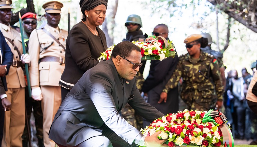 رئيس مالاوي يضع إكليل زهور في مراسم دفن نائبه ساولوس كلاوس تشيليما (أ ب)