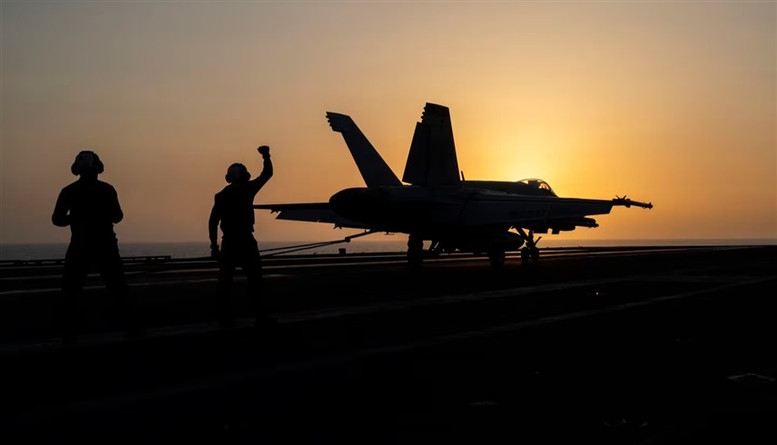 مقاتلة أمريكية تستعد للإقلاع من على متن حاملة طائرات في البحر الأحمر (أرشيف)
