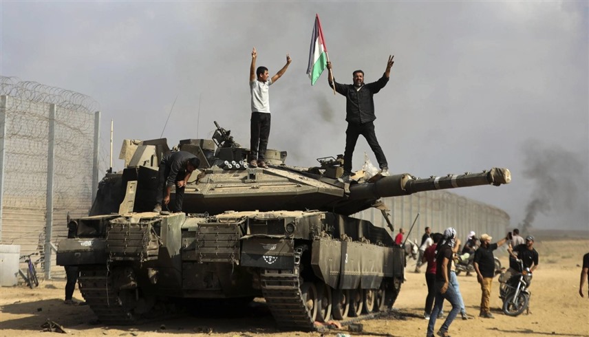 دبابة إسرائيلية معطوبة بعد هجوم حماس على إسرائيل (أرشيف)