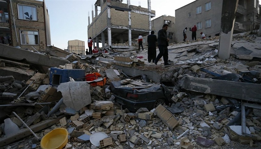 إيرانيون وسط الأنقاض بعد زلزال سابق (أرشيف)
