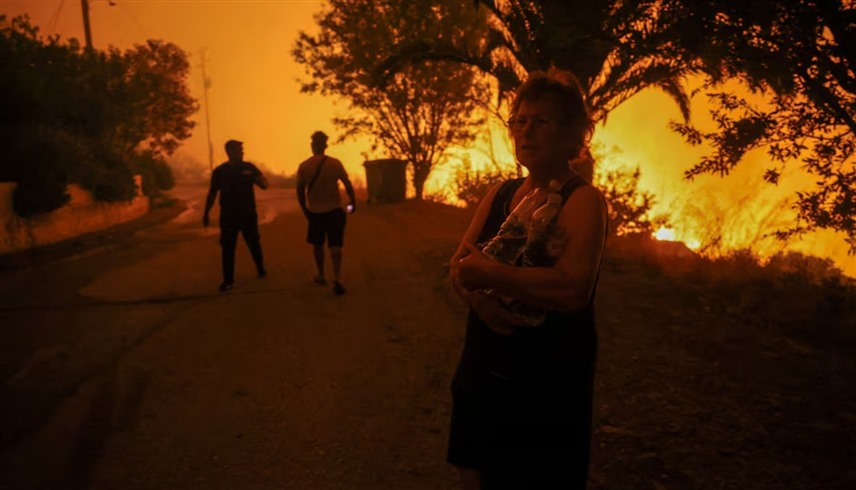 يونانيون يتابعون حرائق الغابات (إكس)