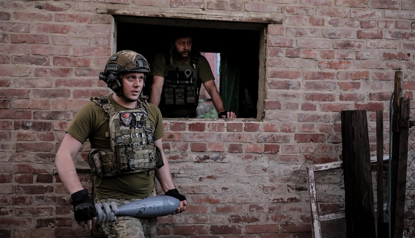 جندي أوكراني يحمل قذيفة (أرشيف)