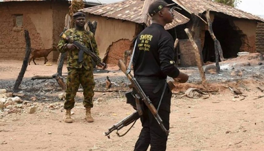 جنديان نيجيريان في موقع تعرض لهجوم مسلح (أرشيف)