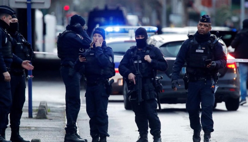 أفراد من الشرطة الفرنسية (رويترز)