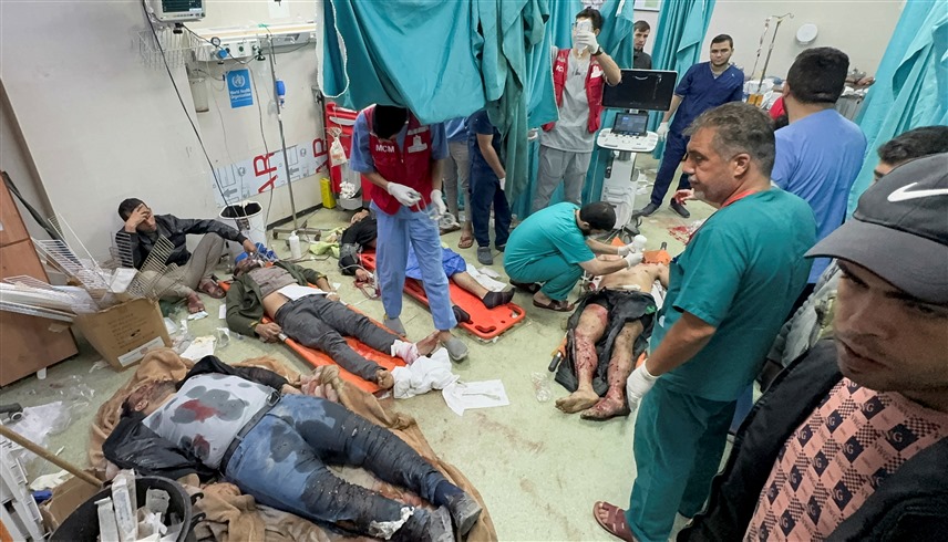 مصابون في أحد المستشفيات بقطاع غزة (رويترز)