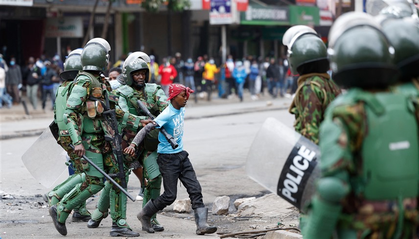 الشرطة الكينية تعتقل متظاهراً في نيروبي (أ ف ب)