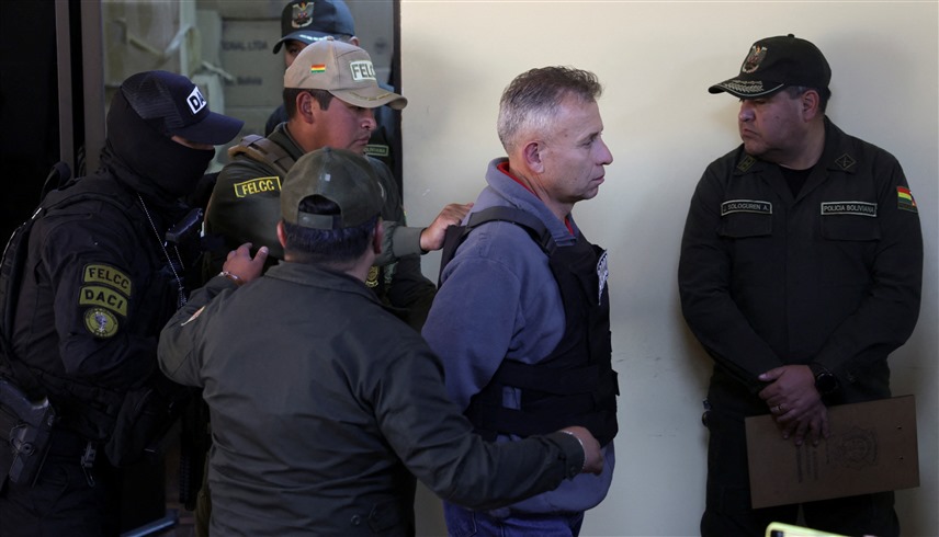 أحد المعتقلين على خلفية الانقلاب الفاشل في بوليفيا (رويترز)