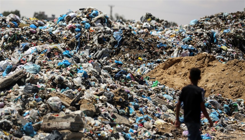 أكوام من النفايات متكدسة في شمال قطاع غزة (أرشيف)