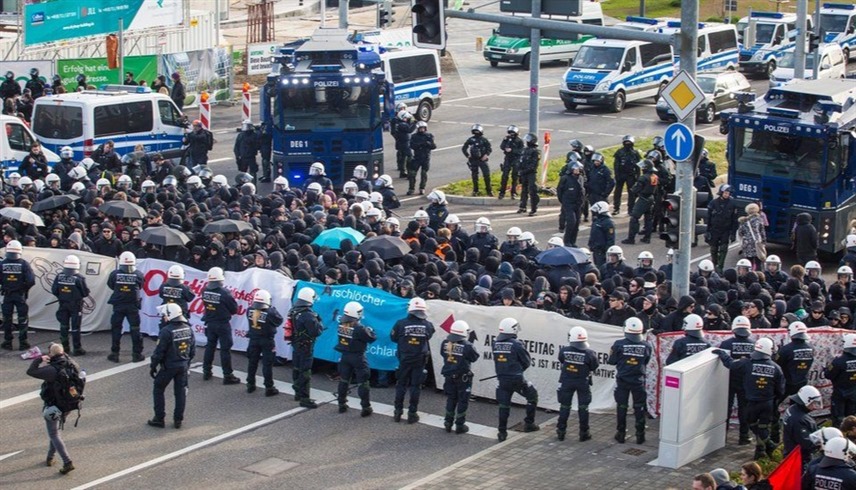 عناصر من الشرطة الألمانية في مواجهة متظاهرين (أرشيف)