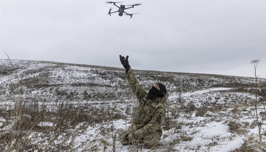 جندي أوكراني يطلق طائرة دون طيار مفخخة (أرشيف)