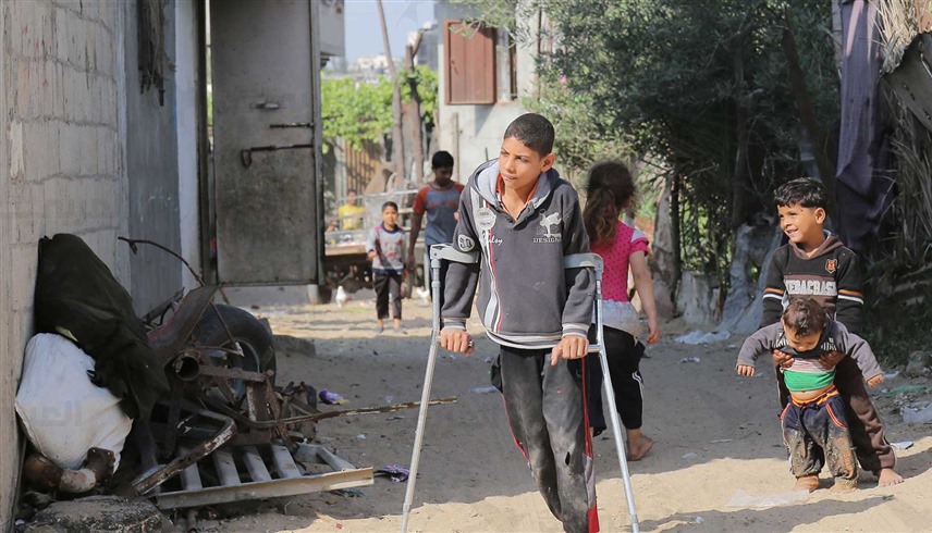 طفل فلسطيني على عكازين في غزة (أرشيف)