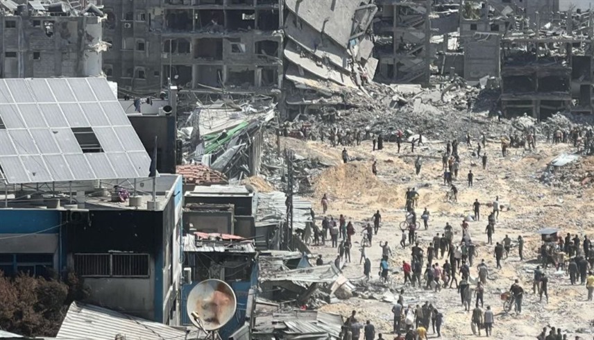 فلسطينيون وسط الخراب في غزة (أرشيف)
