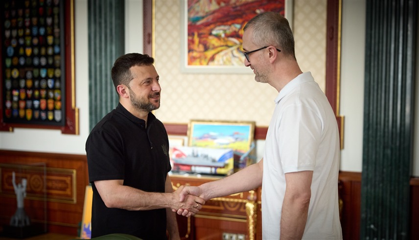 الرئيس الأوكراني فولوديمير زيلينسكي، والناشط السياسي ناريمان جيليال (إكس)