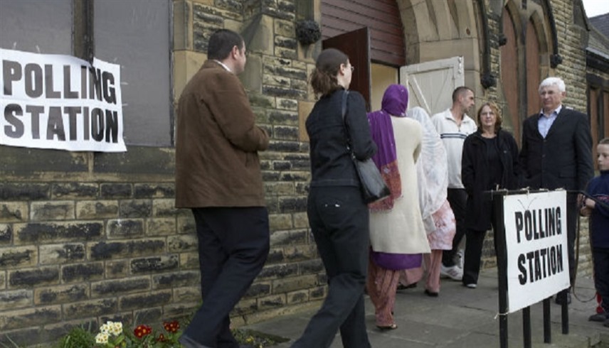 بريطانيون أمام مكتب انتخابي في تصويت سابق (أرشيف)