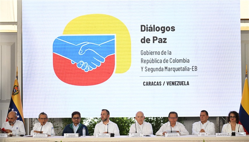 وفد من حكومة كولومبيا وجماعة سيغوندا ماركيتاليا خلال محادثات السلام في كركاس (ا ف ب)