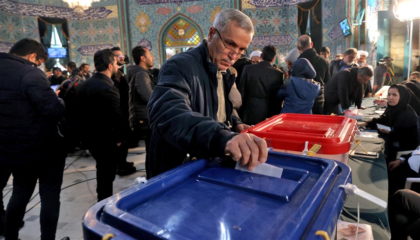 إيرانيون يدلون بأصواتهم في الانتخابات الرئاسية (رويترز)