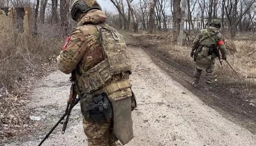 جنديان روسيان يمشطان ممراً برياً في دونيتسك في شرق أوكرانيا (سبوتنيك)
