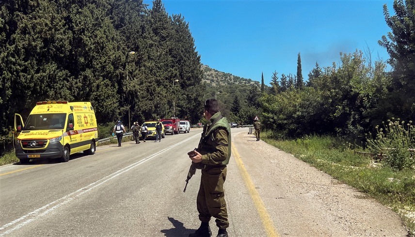 جنود إسرائيليون وسيارة إسعاف بعد هجوم سابق لحزب الله (رويترز)