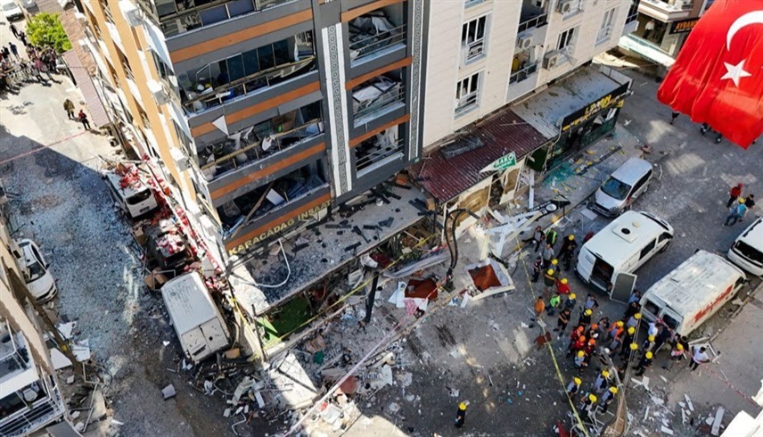تضرر واجهات عدد من المحال التجارية نتيجة الانفجار (إكس)