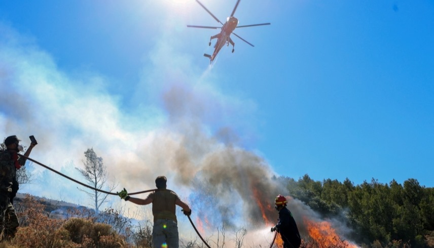 عناصر الإطفاء اليونانية تحاول جاهدة لإخماد الحرائق (رويترز)